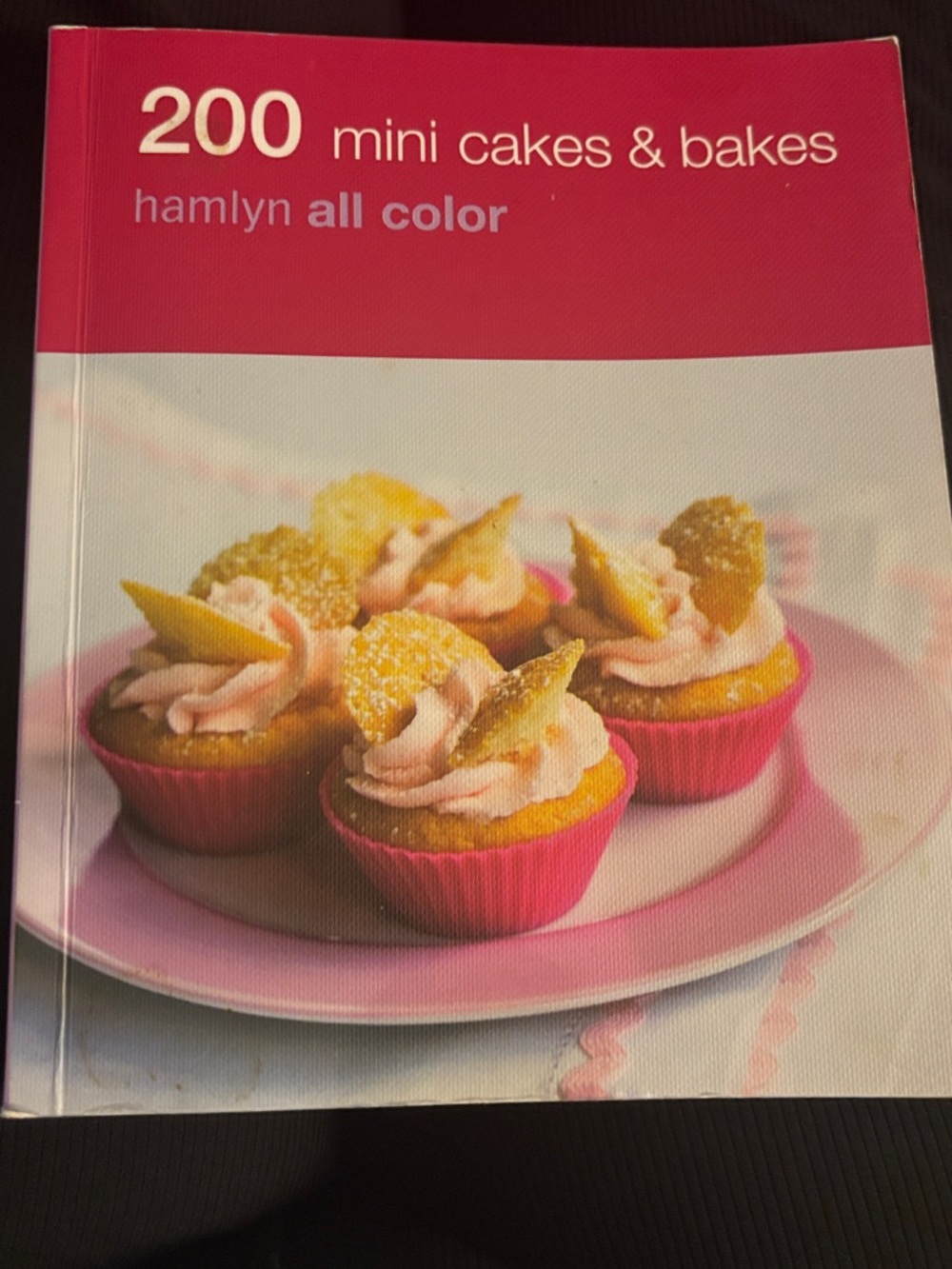Hamlyn 200 Mini Cakes & Bakes Recipe Book - Pink Cover